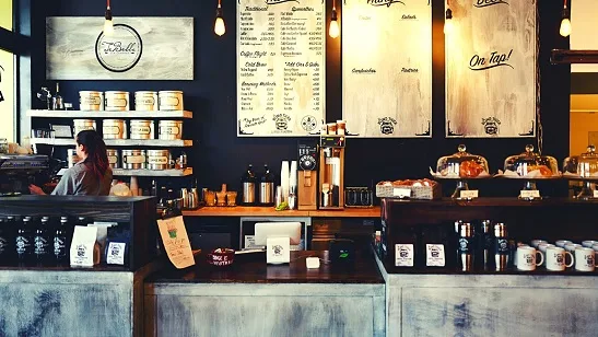 Penataan sebuah bisnis kedai kopi untuk menarik pelanggan.