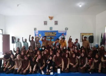 Siswa SMK Madani Turen belajar memuat konten Media Sosial melalui Tugu Media Road To School 2023.