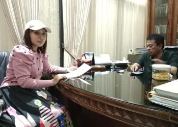Korban, Fide Ade Nurmalavita, saat berada di kantor kuasa hukumnya, MS Alhaidary.