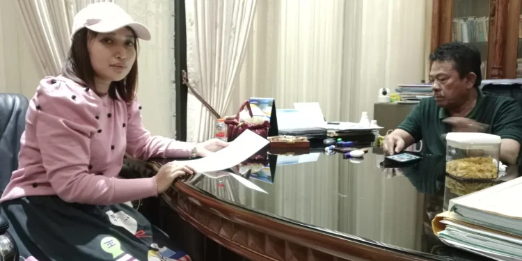 Korban, Fide Ade Nurmalavita, saat berada di kantor kuasa hukumnya, MS Alhaidary.