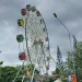 Wahana bianglala atau ferris wheel di Alun-alun Kota Batu yang menjadi daya tarik tersendiri bagi pengunjung. Namun, wahana ini berhenti operasi sementara karena masih menunggu hasil uji kelayakan.