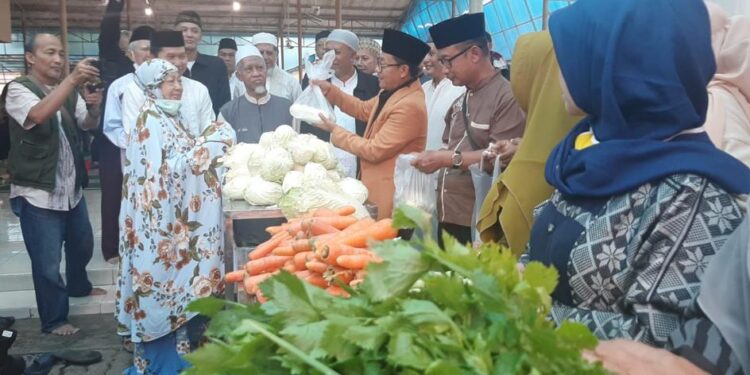Wali Kota Malang Sutiaji turut mendukung dan memberikan apresiasi positif dengan berbelanja di Pasar Bahagia.