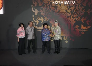 Pj Wali Kota Batu, Aries Agung Paewai (paling kanan), saat menerima Piala Adipura oleh Menteri Lingkungan Hidup RI, Siti Nurbaya Bakar (dua dari kanan), di Auditorium Dr Soejarwo, Gedung Manggala Wanabakti Jakarta Pusat, Selasa (28/2/2023).