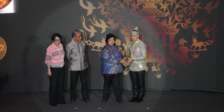 Pj Wali Kota Batu, Aries Agung Paewai (paling kanan), saat menerima Piala Adipura oleh Menteri Lingkungan Hidup RI, Siti Nurbaya Bakar (dua dari kanan), di Auditorium Dr Soejarwo, Gedung Manggala Wanabakti Jakarta Pusat, Selasa (28/2/2023).
