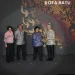 Pj Wali Kota Batu, Aries Agung Paewai (paling kanan), saat menerima Piala Adipura oleh Menteri Lingkungan Hidup RI, Siti Nurbaya Bakar (dua dari kanan), di Auditorium Dr Soejarwo, Gedung Manggala Wanabakti Jakarta Pusat, Selasa (28/2/2023).