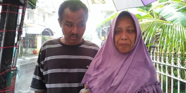 Suplik dan suaminya Sandi ketika beristirahat di depan toko mongki Mertojoyo.