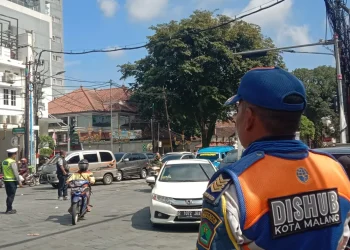 Petugas Dishub Kota Malang melakukan pemantauan arus lalu lintas pasca aksi demo sopir angkot di Kayutangan Heritage, Kota Malang.