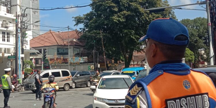 Petugas Dishub Kota Malang melakukan pemantauan arus lalu lintas pasca aksi demo sopir angkot di Kayutangan Heritage, Kota Malang.