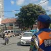 Petugas Dishub Kota Malang melakukan pemantauan arus lalu lintas pasca aksi demo sopir angkot di Kayutangan Heritage, Kota Malang.