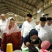 Yennh Wahid (kerudung merah muda) saat mengunjungi pabrik rokok Gajah Baru di Kepanjen.
