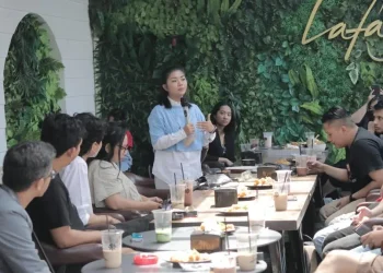 CEO Ngalup.co, Andina Paramitha, saat memberi sambutan di acara kolaborasi Ngalup.co bersama komunitas.