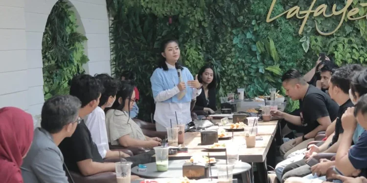 CEO Ngalup.co, Andina Paramitha, saat memberi sambutan di acara kolaborasi Ngalup.co bersama komunitas.