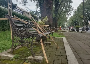 Kondisi kursi taman di Jalan Besar Ijen Kota Malang pada Selasa (28/2/2023) siang yang masih disegel dengan bambu menyilang.