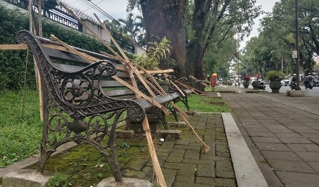 Kondisi kursi taman di Jalan Besar Ijen Kota Malang pada Selasa (28/2/2023) siang yang masih disegel dengan bambu menyilang.