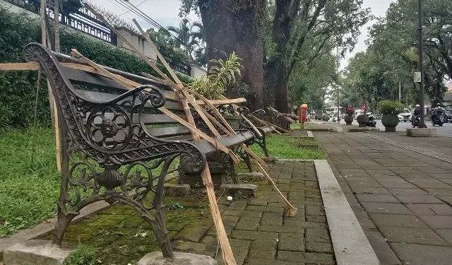Kondisi kursi taman di Jalan Besar Ijen Kota Malang pada Selasa (28/2/2023) siang yang masih disegel dengan bambu menyilang.