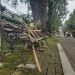 Kondisi kursi taman di Jalan Besar Ijen Kota Malang pada Selasa (28/2/2023) siang yang masih disegel dengan bambu menyilang.