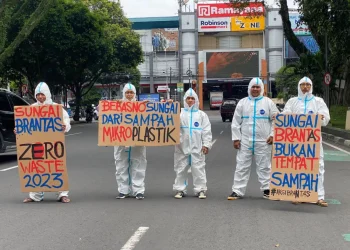 Aksi pegiat lingkungan mengkampanyekan peduli Sungai Brantas di Alun alun Kota Malang.