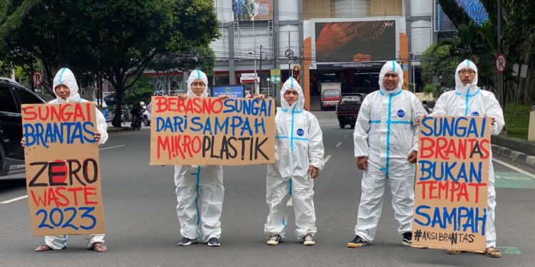 Aksi pegiat lingkungan mengkampanyekan peduli Sungai Brantas di Alun alun Kota Malang.