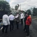 Pj Wali Kota Batu, Aries Agung Paewai, saat meninjau lokasi longsor, Rabu (8/2/2023). Longsor terjadi pada malam Selasa (7/2/2023) dan membuat saluran air untuk 3 desa terganggu.