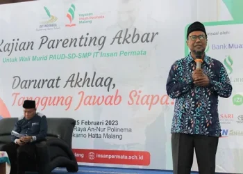 Ketua Yayasan Insan Permata Malang, Prof. Ir. H. Ludfi Djakfar, MSCE saat memberi sambutan dalam giat Kajian Parenting Akbar pada Sabtu (25/02/2023).
