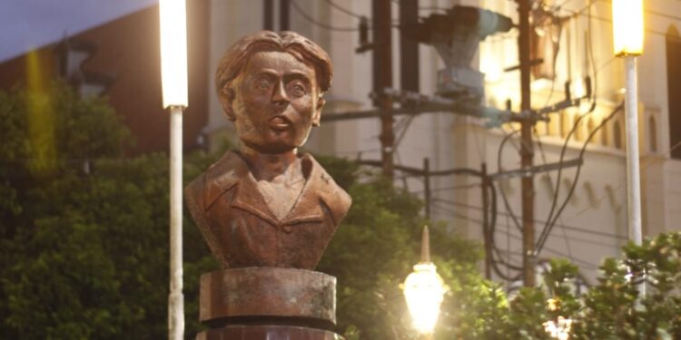 Patung separuh badan penyair Chairil Anwar yang ada di Kawasan Heritage Kota Malang. 