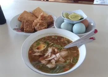 Semangkuk soto di Soto Pojok.