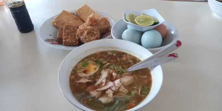 Semangkuk soto di Soto Pojok.