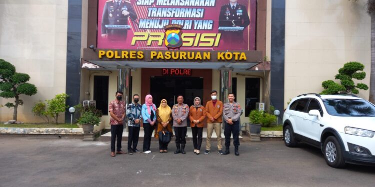 Foto bersama mahasiswa Unikama yang menjalankan PKL di Polres Pasuruan Kota.