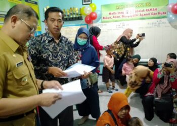 Pj Wali Kota Batu Aries Agung Paewai saat meninjau desa terbanyak kasus stunting di Desa Pesanggrahan, Selasa (7/2/2023).