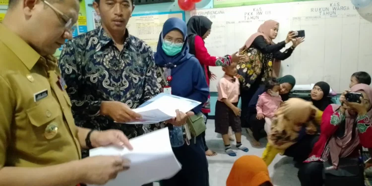 Pj Wali Kota Batu Aries Agung Paewai saat meninjau desa terbanyak kasus stunting di Desa Pesanggrahan, Selasa (7/2/2023).