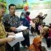 Pj Wali Kota Batu Aries Agung Paewai saat meninjau desa terbanyak kasus stunting di Desa Pesanggrahan, Selasa (7/2/2023).