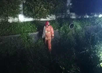 Petugas BPBD Kota Batu dan tim relawan gabungan saat melakukan pencarian korban terhanyut di sungai Jalan Melati, Pesanggrahan usai terlibat laka tunggal, Minggu (26/2/2023).