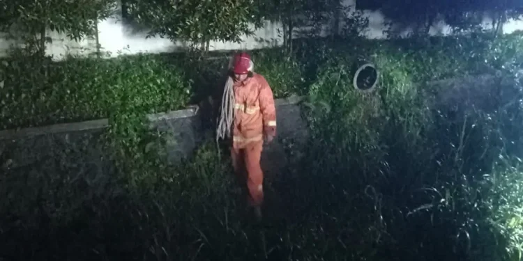 Petugas BPBD Kota Batu dan tim relawan gabungan saat melakukan pencarian korban terhanyut di sungai Jalan Melati, Pesanggrahan usai terlibat laka tunggal, Minggu (26/2/2023).