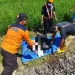 Petugas BPBD mengevakuasi korban yang tewas tertabrak kereta api.