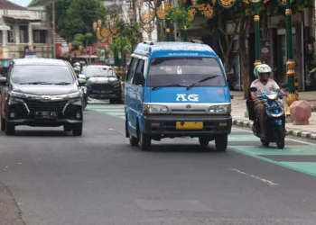 Arus lalu lintas di kawasan Kayutangan Heritage, Jalan Jenderal Basuki Rachmat, Kota Malang.