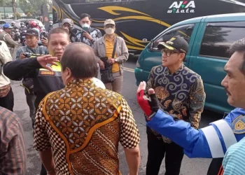Wali kota Malang, Sutiaji (bertopi hitam) memantau arus lalu lintas di pertigaan sebelah SPBU jalan Trunojoyo.