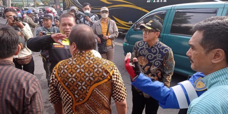 Wali kota Malang, Sutiaji (bertopi hitam) memantau arus lalu lintas di pertigaan sebelah SPBU jalan Trunojoyo.