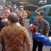 Wali kota Malang, Sutiaji (bertopi hitam) memantau arus lalu lintas di pertigaan sebelah SPBU jalan Trunojoyo.