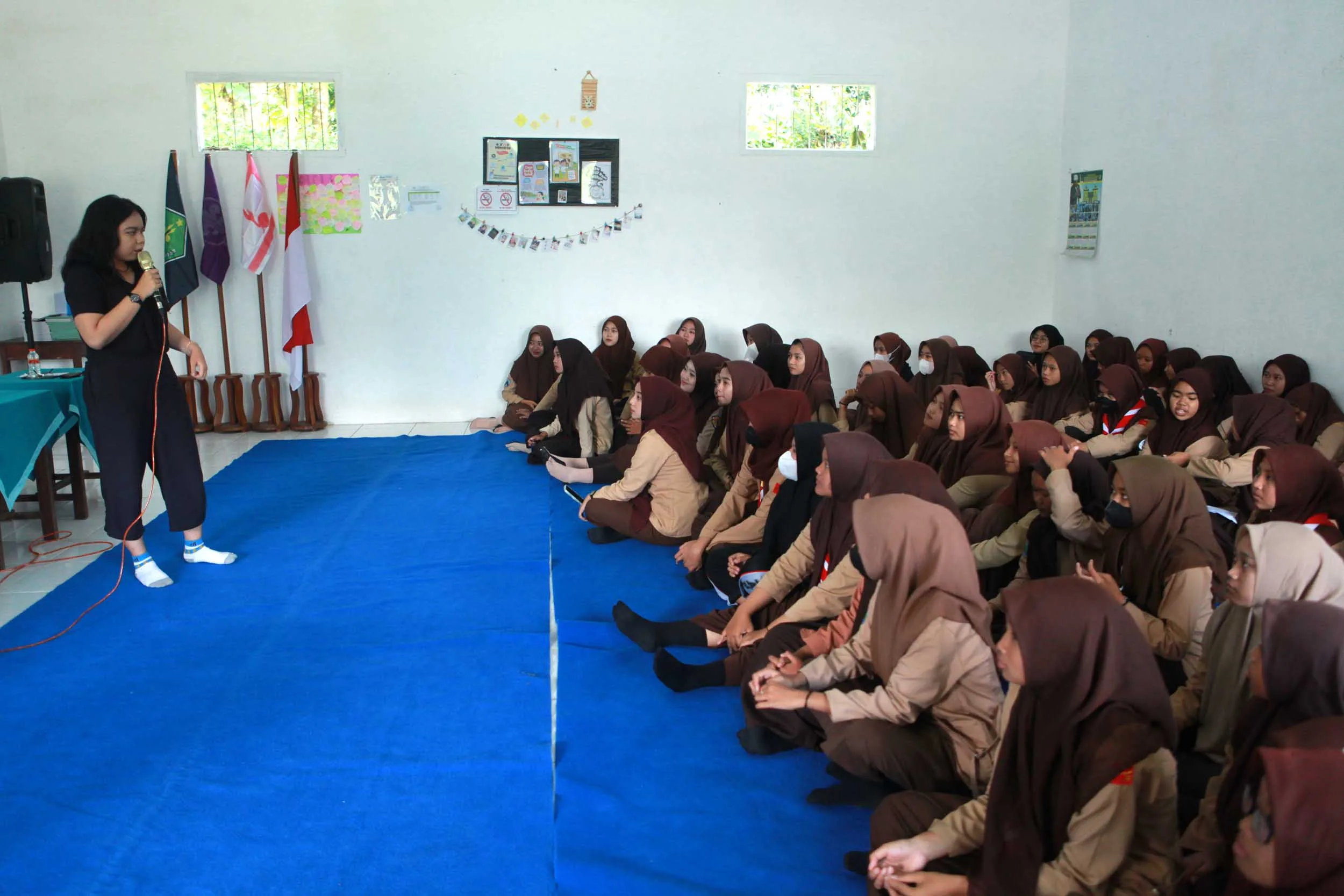Syavira Rainy Zildjian, desainer grafis Tugu Media saat menyampaikan materi tentang media sosial.