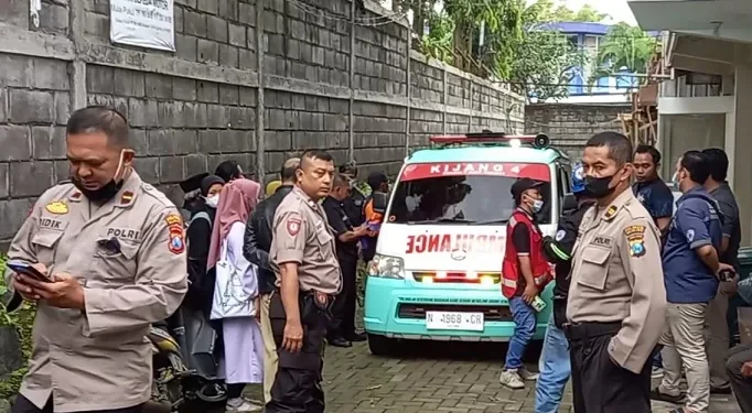Petugas kepolisian melakukan penjagaan saat proses evakuasi jenazah korban.