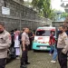 Petugas kepolisian melakukan penjagaan saat proses evakuasi jenazah korban.