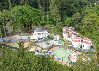 Keindahan panorama wisata Songgoriti Hot Springs di Batu.