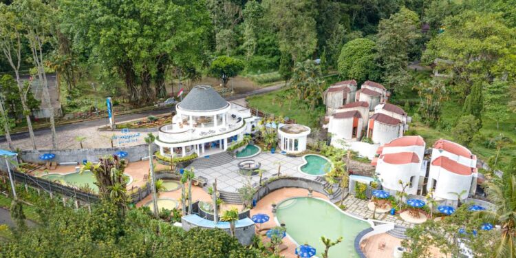 Keindahan panorama wisata Songgoriti Hot Springs di Batu.