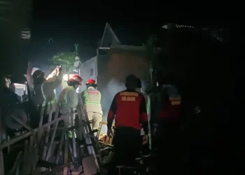 Petugas melakukan upaya pemadaman di dapur rumah milik Saptaningsih.