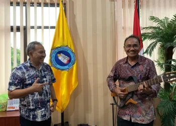 Dr Aqua berkesempatan menyaksikan Pieter memainkan gitar kesayangannya.