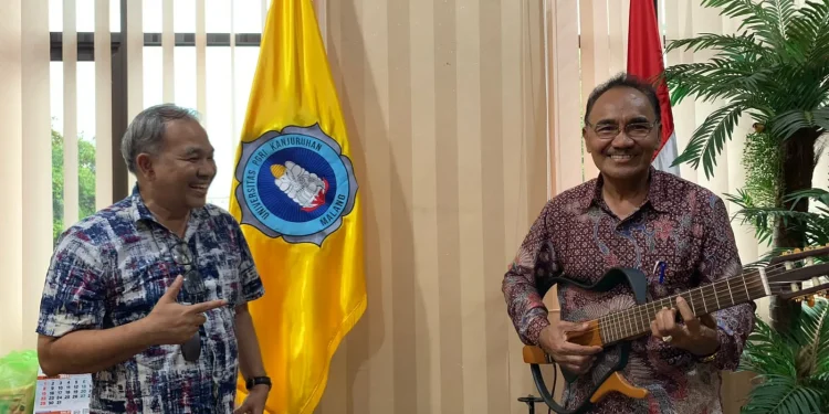 Dr Aqua berkesempatan menyaksikan Pieter memainkan gitar kesayangannya.