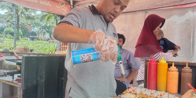 Roti Jhon Legend yang memadukan roti dan martabak panggang.