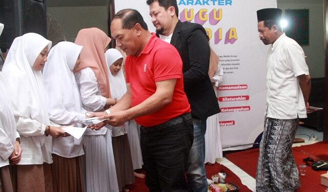 Ketua Umum Malang Tahes Club (MTC), Yusron Virmanzah, saat memberikan santunan pada anak yatim dan piatu.