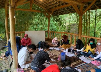 Aktivitas belajar dan bermain di Sekolah Alam Sobyor yang didirikan seorang penjual bakso di Dusun Kekep, Desa Tulungrejo, Kota Batu, Luhur Suseno (26). Foto/Azmy