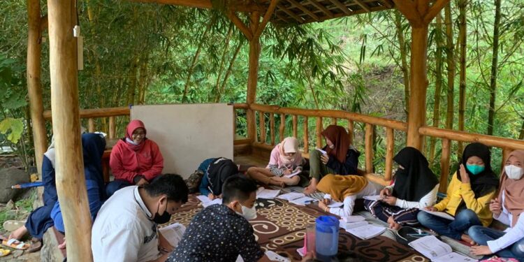 Aktivitas belajar dan bermain di Sekolah Alam Sobyor yang didirikan seorang penjual bakso di Dusun Kekep, Desa Tulungrejo, Kota Batu, Luhur Suseno (26). Foto/Azmy